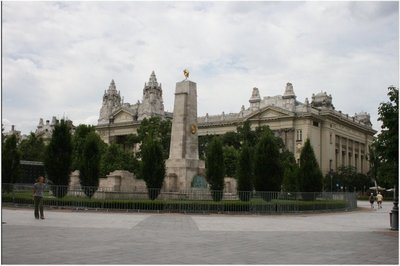 Soviet mémorial et le bâtiment de la télé Hongroise