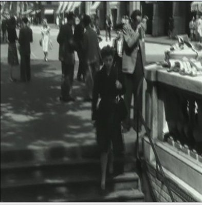 La &quot;bouche de métro&quot; avenue des Champs Elysées qu'emprunte Antoinette