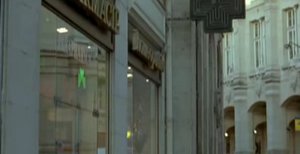 modernlove002.jpg (34.38 Kio) Vu 5630 fois La pharmacie dans le film