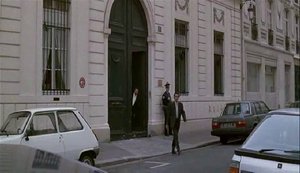 Waffenbrüder004.jpg (60.46 Kio) Vu 8590 fois Scène du film ou l'on voit Richard Berry alias Karim Hamida sortir de l'ambassade