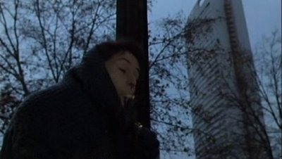 Ext004.jpg (74.18 Kio) Vu 7337 fois Extrait du film:<br /> "Elle boit pas, elle fume pas, elle drague pas, mais... elle cause!"